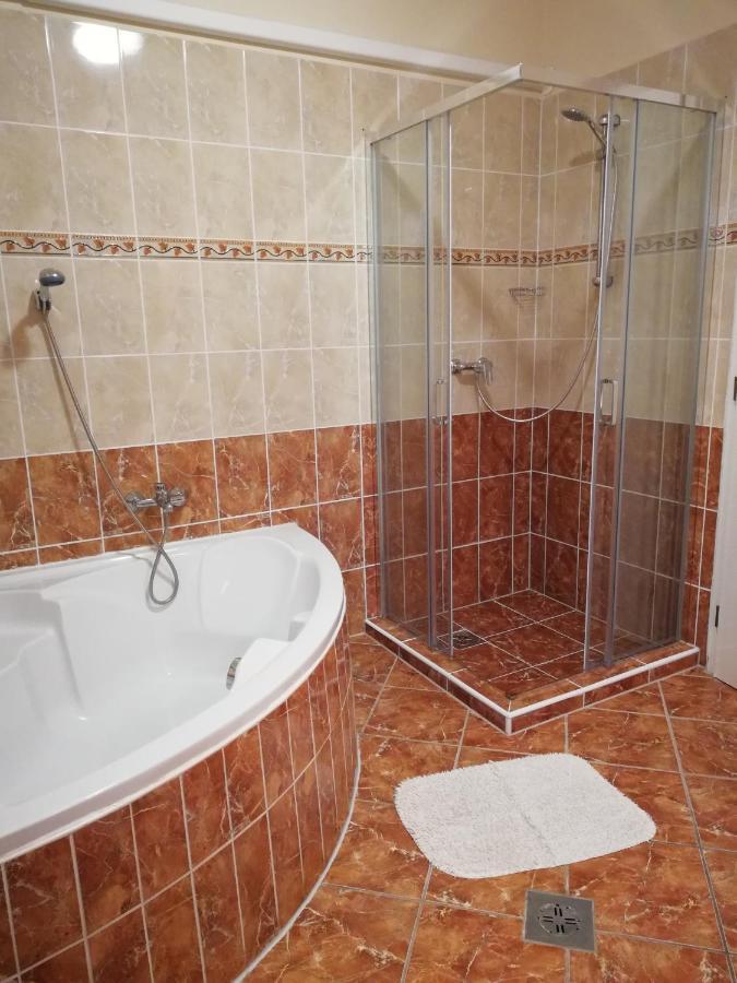 Imola És Andrea Apartmanház Hajdúszoboszló Exterior foto
